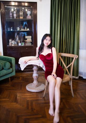Date the member of your dreams: blue sapphire Asian member Shasha